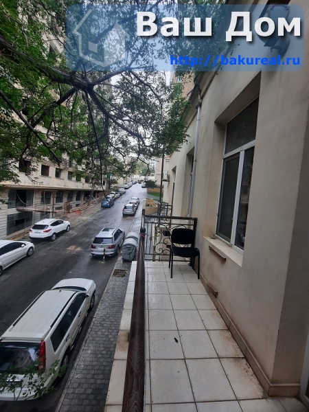 два балкона на улицу Низами